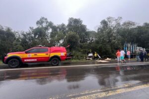Colisão frontal entre carro e caminhão deixa três mortos na BR-470, em SC
