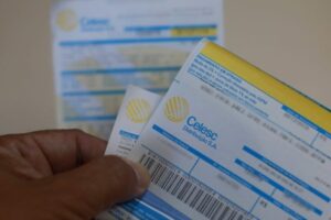 Conta de luz de julho continuará mais cara: entenda por que a bandeira vermelha permanece