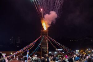 Fogueira gigante reúne comunidade no segundo dia do Arraiá Solidário de Brusque