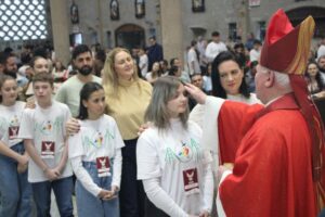 Paróquia São Luís Gonzaga celebra Crisma de mais de 300 jovens e adultos