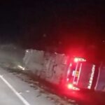 Ônibus de turismo tomba na BR-101 e causa morte de passageiro em SC