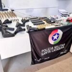 PM de Chapecó encontra arsenal de guerra e 11 kg de drogas em residência