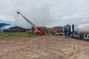 VÍDEO: Incêndio de grandes proporções atinge galpão em Gaspar e mobiliza equipes de dois municípios