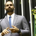 Moraes determina bloqueio de bens e contas de Eduardo Bolsonaro
