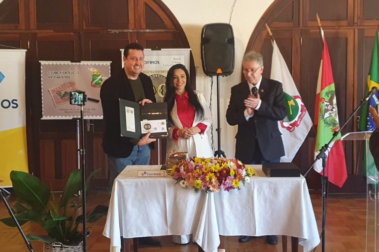 Clube Filatélico Brusquense celebra 90 anos com selo e carimbo comemorativos