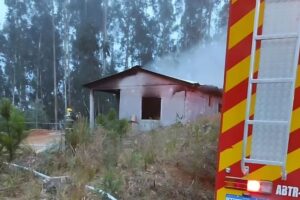 Idoso de 75 anos é preso após incendiar esposa e criança em SC