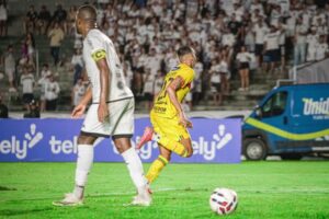 Com dois de Diego Mathias, Brusque vence o Botafogo-PB de virada fora de casa