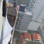 Trabalhador fica pendurado após queda parcial de andaime em prédio de Itapema