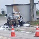 VÍDEO: Carro pega fogo após pane e colisão no bairro São Pedro, em Brusque