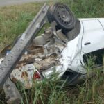 Mulher morre e três ficam feridos após saída de pista em Penha