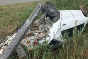 Mulher morre e três ficam feridos após saída de pista em Penha
