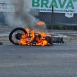 Moto pega fogo e condutor morre após colisão com caminhão na SC-447 em Meleiro
