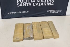 PM apreende 3Kg de maconha após acompanhamento de suspeito em Blumenau
