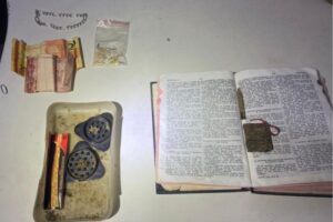 PM de Itajaí encontra drogas escondidas em bíblia durante abordagem