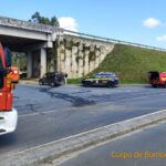 Colisão entre caminhão e Fiat Doblô mobiliza bombeiros na BR-470