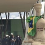 Moraes mantém condenação de mulher que pichou estátua no 8 de janeiro