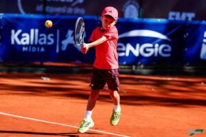 Brusquense de 7 anos é vice-campeão em etapa do circuito nacional de tênis em Londrina