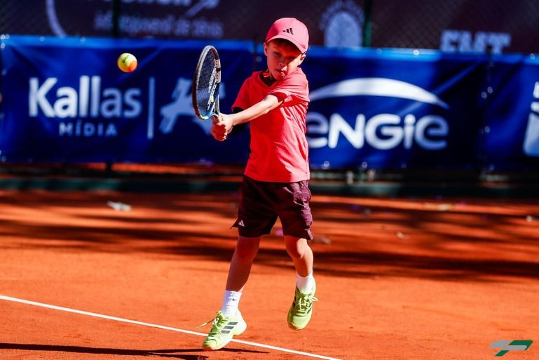 Brusquense de 7 anos é vice-campeão em etapa do circuito nacional de tênis em Londrina