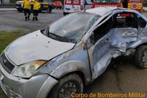 Colisão na BR-470 em Gaspar termina em capotamento e deixa feridos