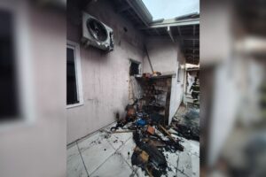 Bombeiros controlam incêndio em área externa de casa no bairro Paquetá