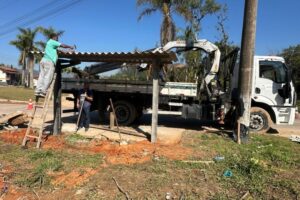 Após fortes ventos, ponto de ônibus é reinstalado no bairro Dom Joaquim