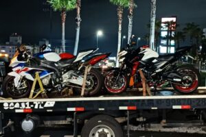 Motocicletas com dispositivos para ocultar placa são flagradas na BR-101; Vídeo mostra como funciona