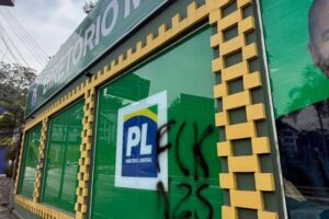 Prefeito André Vechi promete multa e divulgação de autor de pichação no PL
