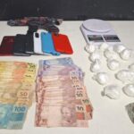 PM de Itajaí apreende drogas, dinheiro e simulacro de arma em residência