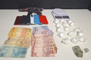 PM de Itajaí apreende drogas, dinheiro e simulacro de arma em residência