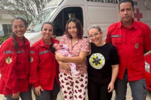 VÍDEO: Bombeiros de Ilhota salvam bebê de 15 dias engasgada durante amamentação