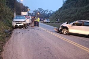 Motorista bêbado invade pista e causa colisão frontal na Rua São Pedro