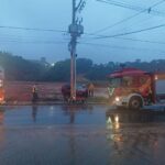 VÍDEO: Idoso fica gravemente ferido após colidir carro em poste no Dom Joaquim