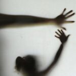 ABSURDO: Em filmagem, mãe flagra pai estuprando a própria filha em SC