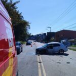 Colisão frontal entre ônibus e carro deixa jovem ferida em Gaspar