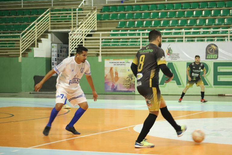 Nas quadras e no campo, o futebol é destaque nos Jogos Comunitários