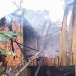 Incêndio destrói casa de madeira e mobiliza bombeiros em Penha