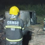 Incêndio em baú de caminhão mobiliza bombeiros durante a madrugada em Araquari (SC)