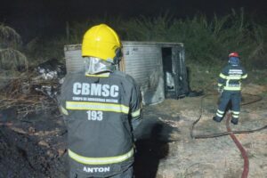 Incêndio em baú de caminhão mobiliza bombeiros durante a madrugada em Araquari (SC)
