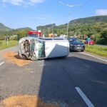 Saída de pista com tombamento mobiliza órgãos de segurança no litoral norte catarinense