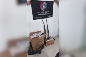 Polícia Militar apreende armas, cigarros contrabandeados e pássaros silvestres em tijucas