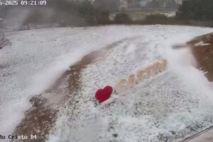 VÍDEO: Chuva de granizo deixa paisagem branca e causa estragos em Castro (PR)