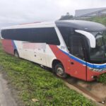 Trânsito na SC-486: ônibus colide com barranco após sair da pista
