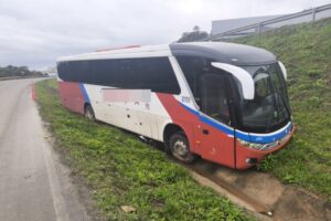 Trânsito na SC-486: ônibus colide com barranco após sair da pista