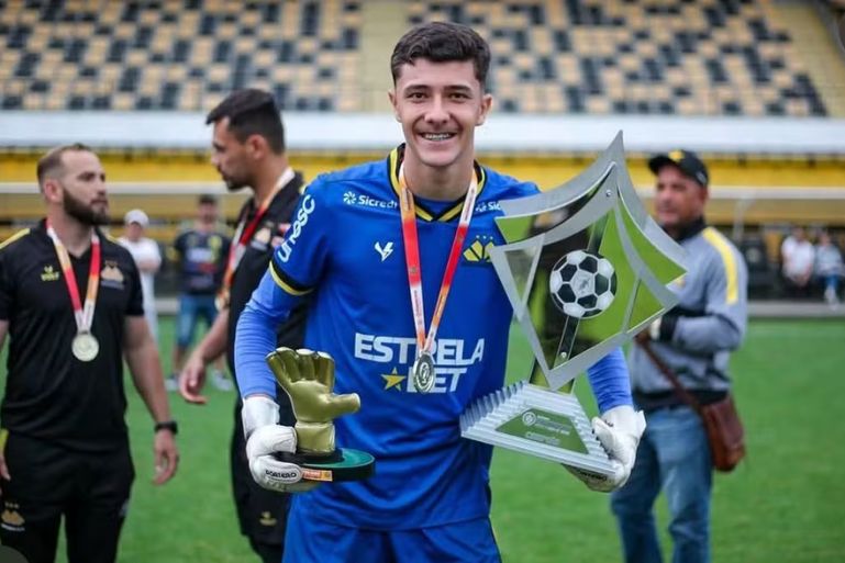 Brusque FC oficializa a contratação de goleiro promessa do Criciúma