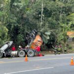 Motorista morre após caminhão bater em barranco na SC-110 em Pomerode