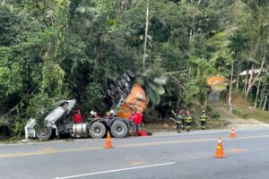 Motorista morre após caminhão bater em barranco na SC-110 em Pomerode
