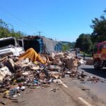 Colisão entre caminhões deixa motoristas feridos e interdita SC-355 em Lebon Régis