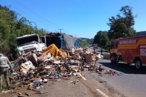 Colisão entre caminhões deixa motoristas feridos e interdita SC-355 em Lebon Régis