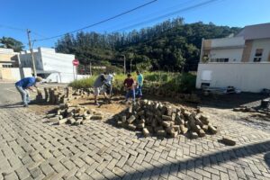 Rua no Bairro Limeira passa por conserto de calçamento