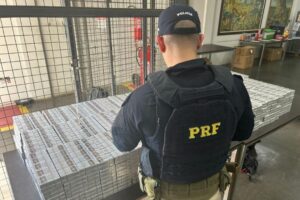 PRF apreende quase 4 mil maços de cigarro contrabandeado na BR-101 em Itajaí